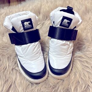 Sorel Joan of Artic Next Strap Puffy White and Black Size 6
